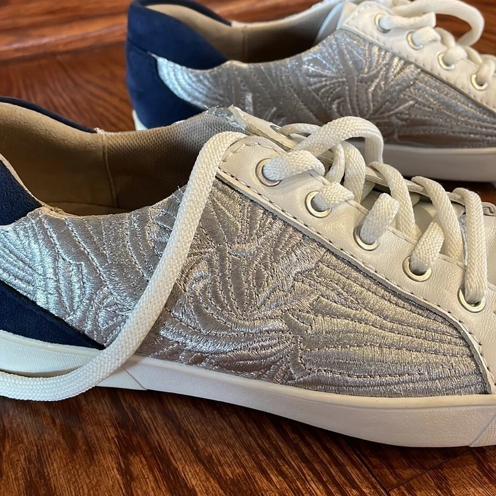 Naturalizer women’s MORRISON 4 sneaker suede heel metallic embroidered size 9.5W